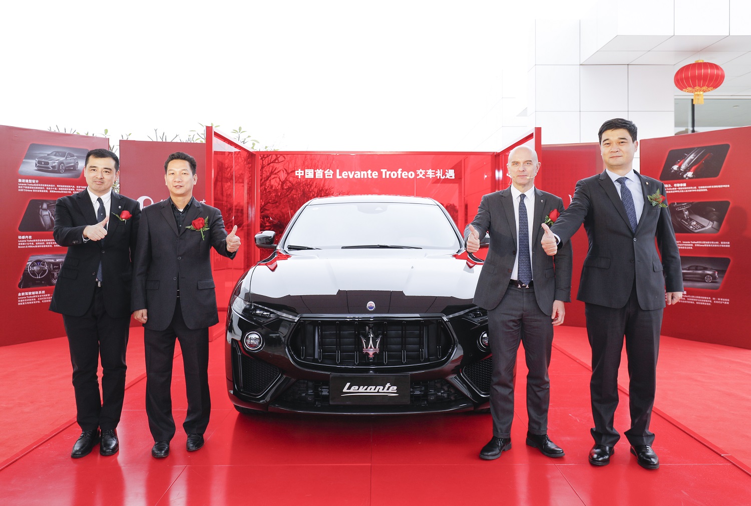 Levante Trofeo全國首位車主交車儀式（左一：闖剛，左二：余先生，右一：宋平，右二：薄亞銘）