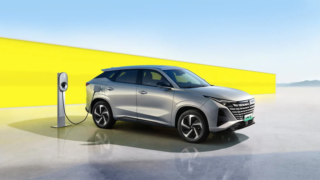 配寧德時(shí)代電池/130km純電續(xù)航 26款長(zhǎng)安UNI-Z PHEV限時(shí)9.89萬元起